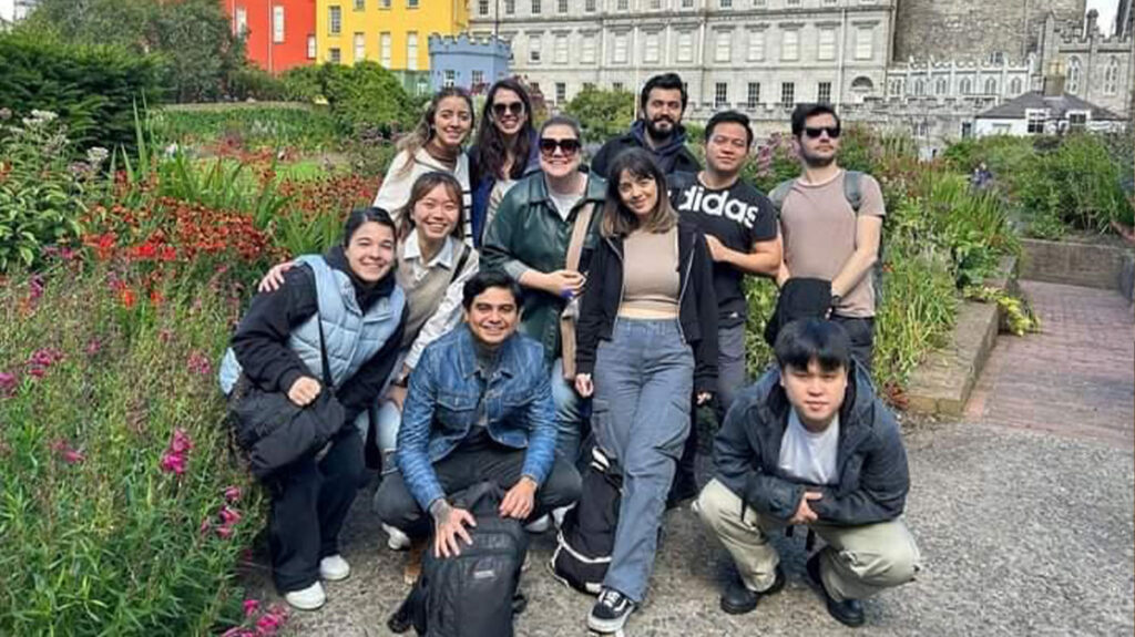 Internationale Studierende, die sich in den Gärten des Dublin Castle fotografieren