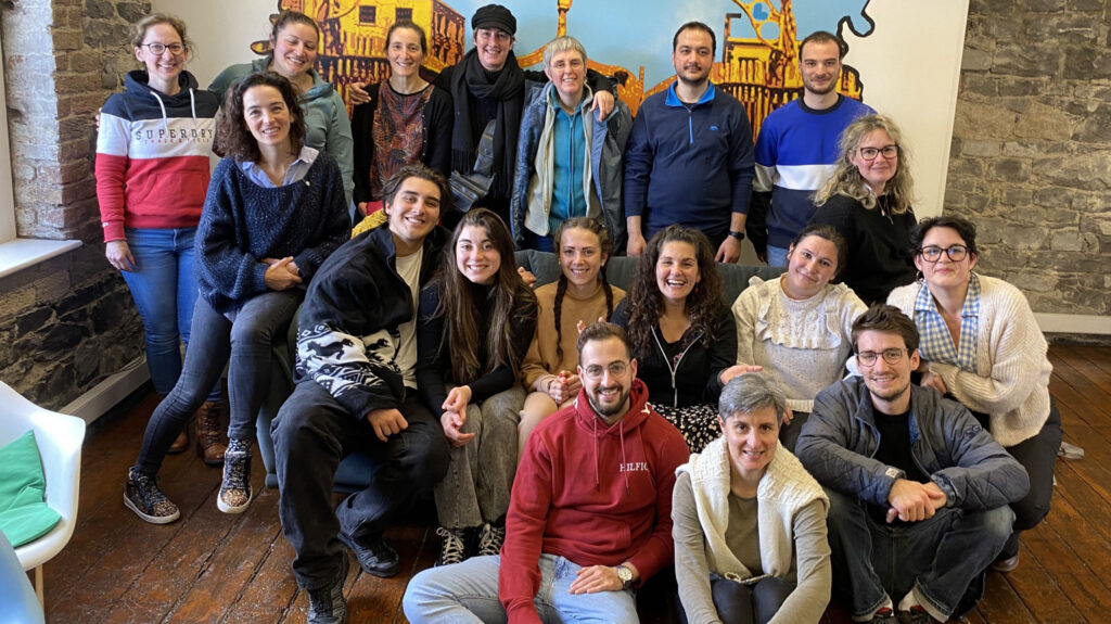 Eine Gruppe internationaler Erwachsenenstudenten versammelte sich für ein Foto im ISI Dublin.