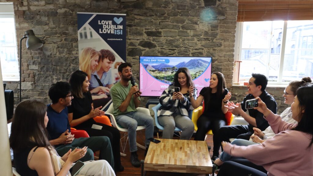 Studenten singen und teilen einen Karaoke-Moment bei ISI Dublin