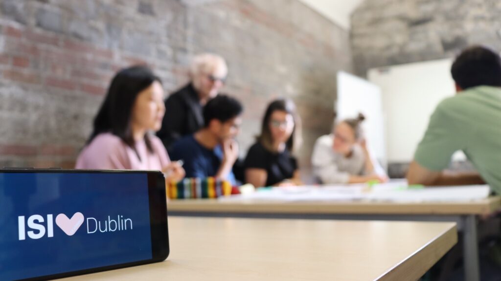 Studenten, die an einer Gruppenaktivität bei ISI Dublin teilnehmen